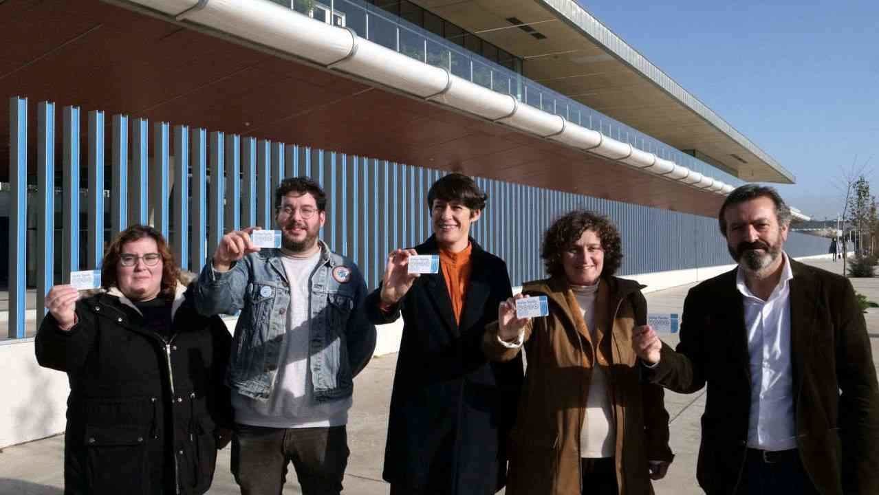 A portavoz nacional do BNG, Ana Pontón (no centro), esta segunda feira na estación intermodal de Santiago de Compostela (Foto: Nós Diario).