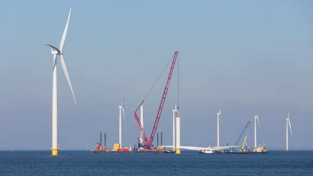 Construción dun parque eólico mariño na costa dos Países Baixos. (Foto: Kruwt)