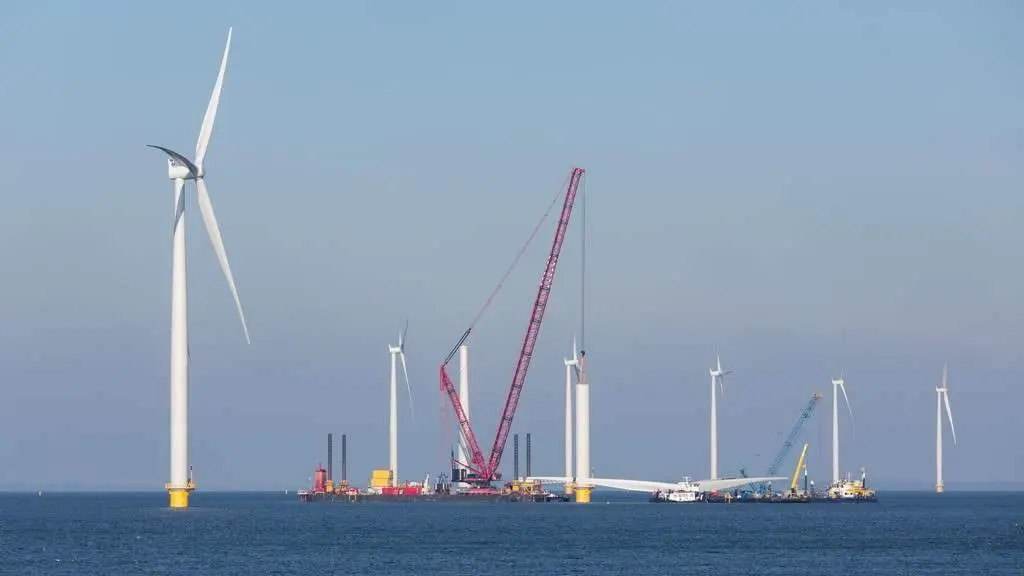 Construci&oacute;n dun parque e&oacute;lico mari&ntilde;o na costa dos Pa&iacute;ses Baixos. (Foto: Kruwt)