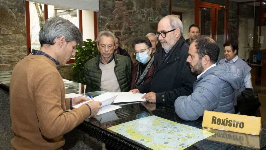 Anxo Louzao xunto a María Antonia Pérez, Manuel Ferreiro e Marcos Maceira no rexistro do Parlamento galego. (Foto: Arxina).