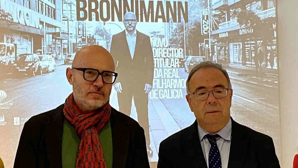 Baldur Brönnimann, á esquerda, xunto ao alcalde de Santiago (Foto: Europa Press).