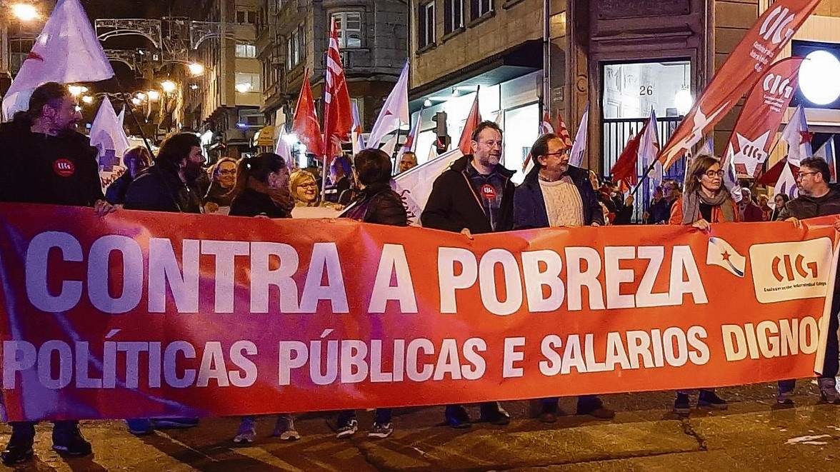 O secretario xeral da CIG, Paulo Carril (no centro), na mobilización que tivo lugar onte na Coruña (Foto: Nós Diario).