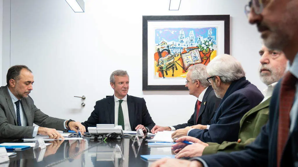Julio Garc&iacute;a Comesa&ntilde;a e Alfonso Rueda reunidos coa directiva dos Colexios M&eacute;dicos da Galiza. (Foto: Xunta da Galiza).