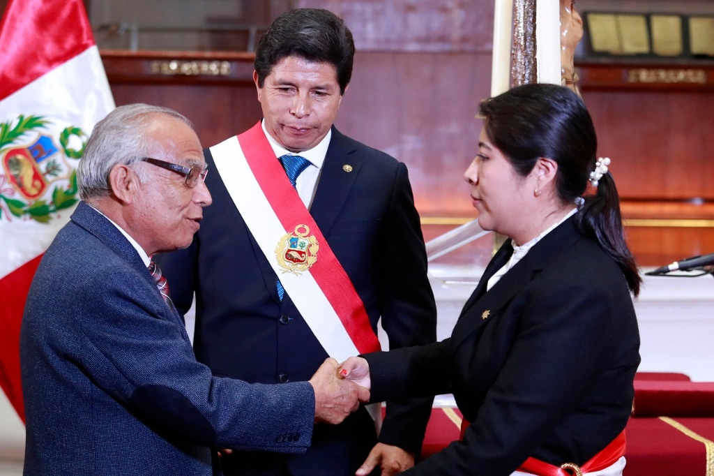O presidente peruano, Pedro Castillo (centro), na toma de posesión como primeira ministra de Betssy Chávez (dereita) a pasada semana. (Foto: Consello de Ministros do Perú)