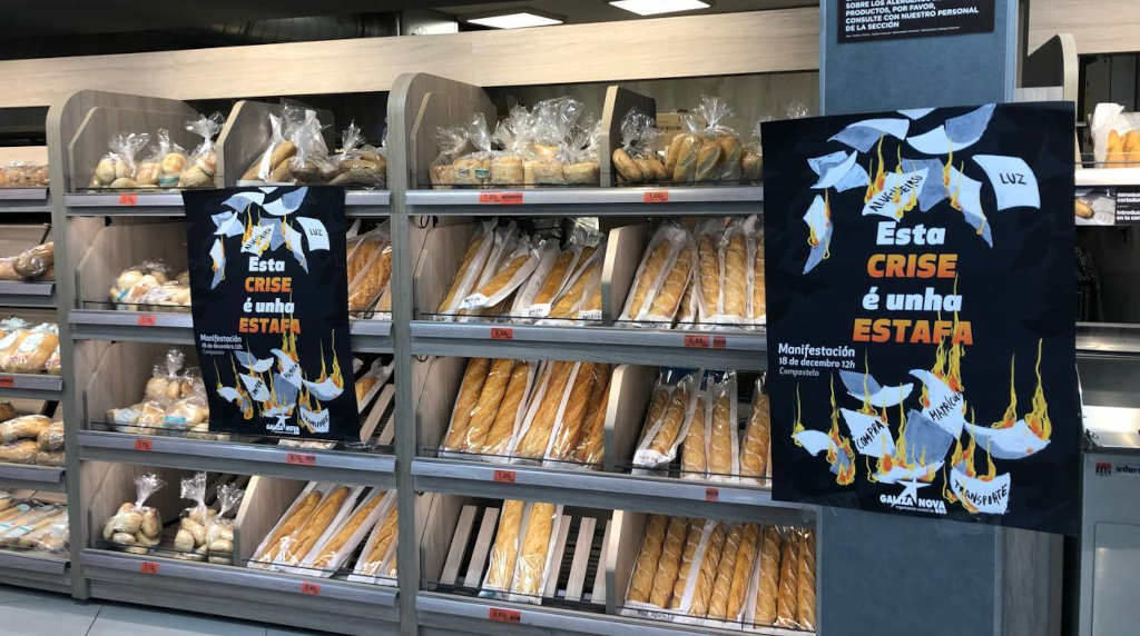 Pegada de cartaces de Galiza Nova nun supermercado (Foto: Nós Diario).