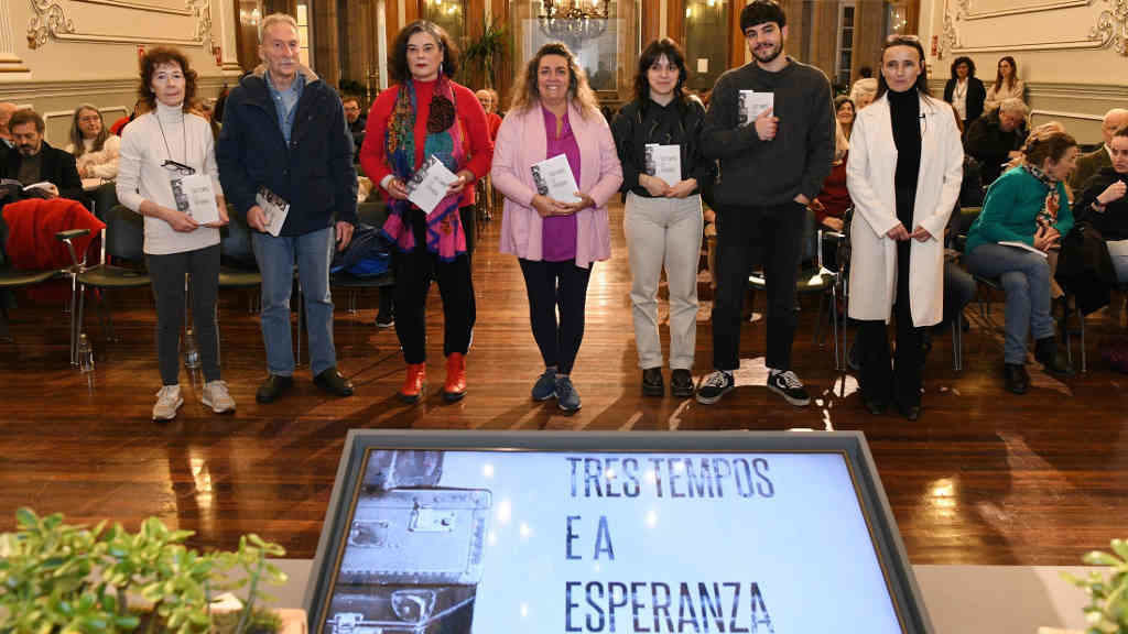 María Ortega, no centro, coas participantes na homenaxe (Foto: Nós Diario).