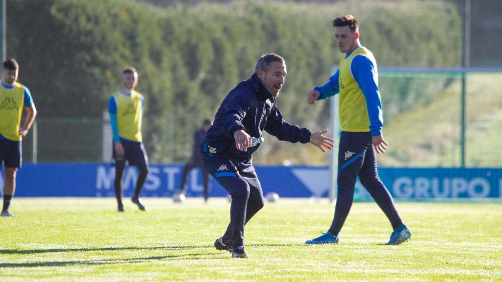 Logo de empatar co Córdoba, o técnico Óscar Cano acumula xa unha xeira de mes e medio sen perder. (Foto: RC Deportivo).