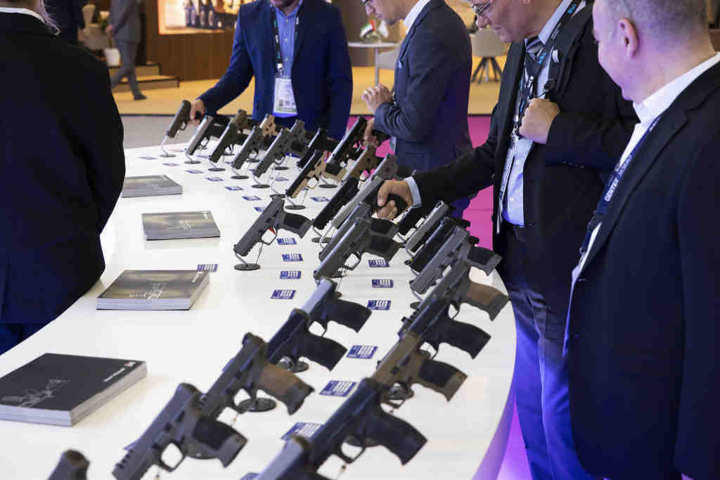 Asistentes a Eurosatory en 2022, a maior feira internacional de armas e material de Defensa do mundo, organizada en Francia. (Foto: Alexis Sciard / Zuma Press / Contactophoto)