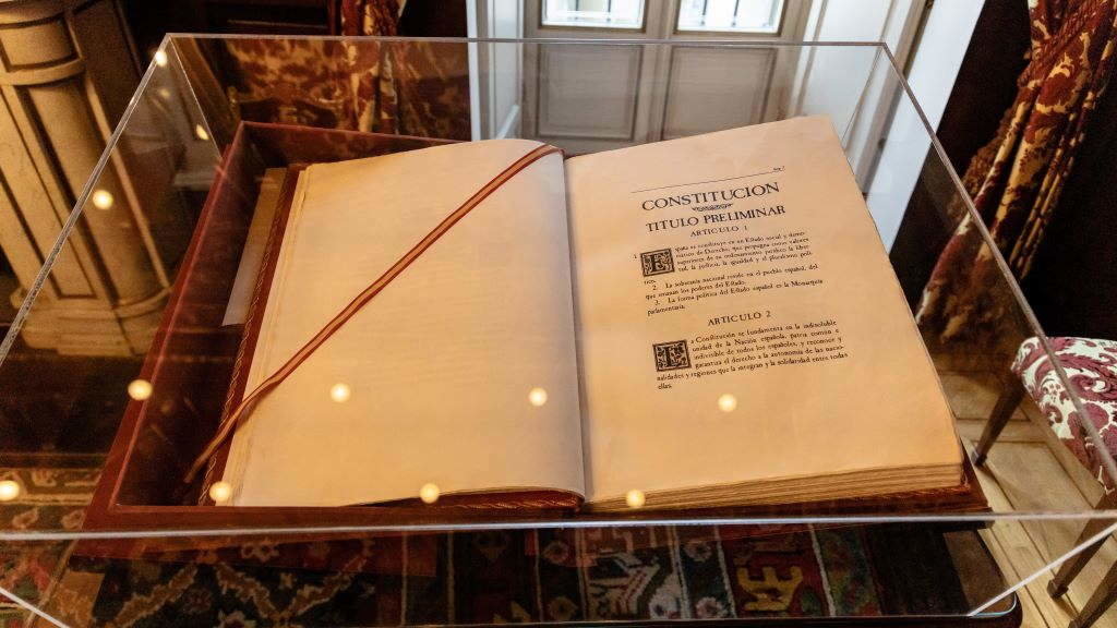 Exemplar da Constitución española expuesto no Salón de Conferencias do Senado. (Foto: Carlos Luján / Europa Press).