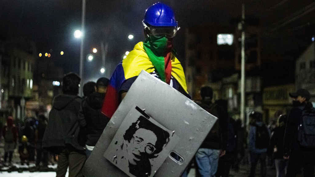 Un manifestante colombiano nunha imaxe de arquivo (Foto: Sebastian Maya / Zuma Press / Contactophoto).