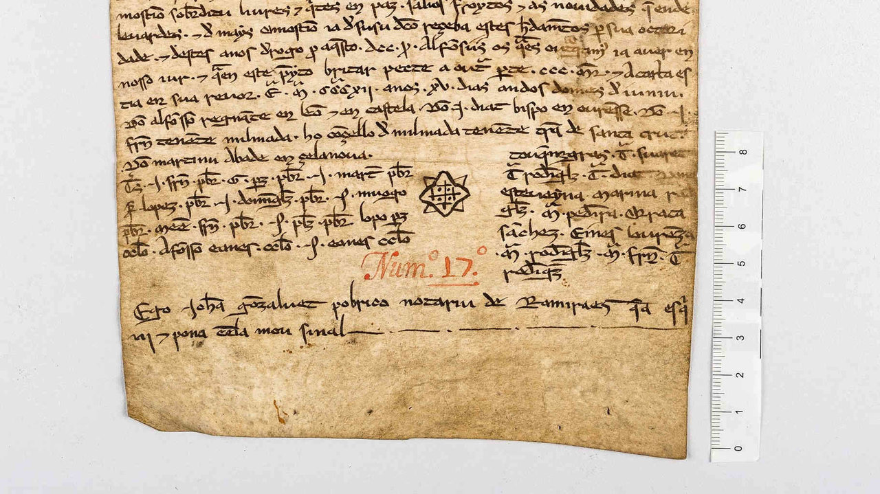 Un dos documentos medievais estudados (Foto: Nós Diario).