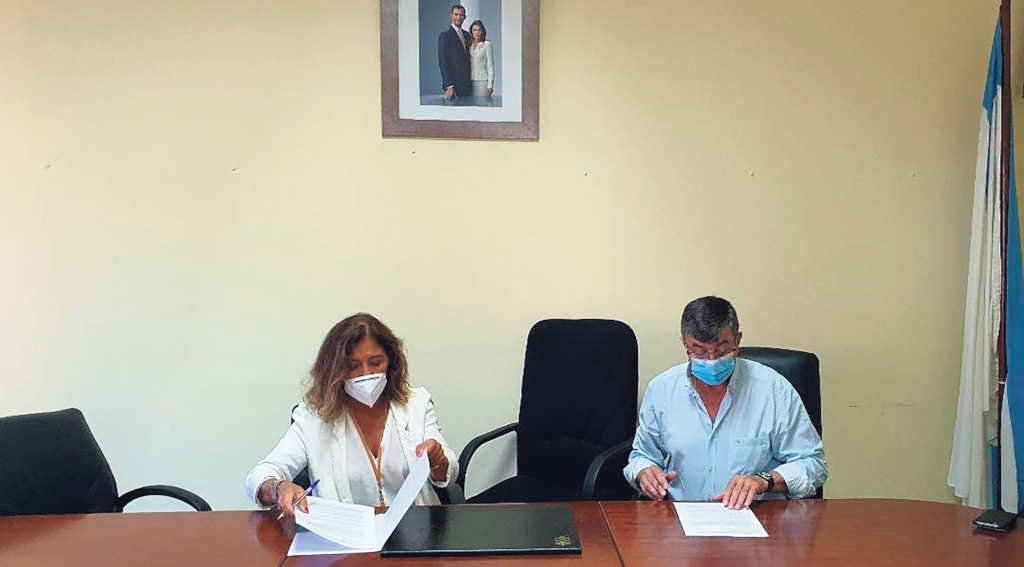A directiva de Greenalia, Beatriz Mato, asinando un convenio co alcalde de Ourol, en relación cun parque eólico denunciado por Bará (Foto: Nós Diario).