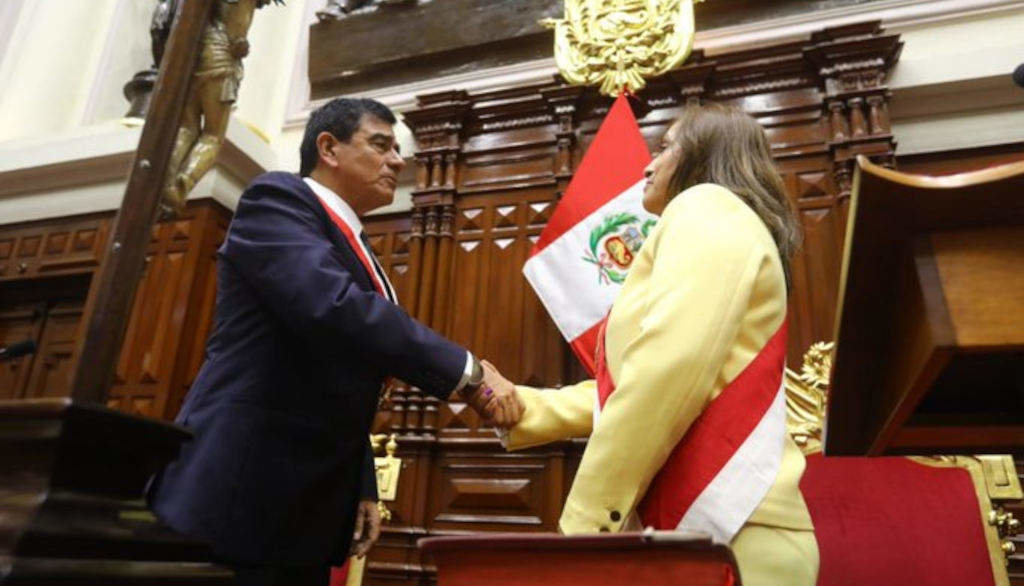 Dina Boluarte (á dereita) esta cuarta feira após tomar posesión como presidenta do Perú (Foto: Congreso do Perú).