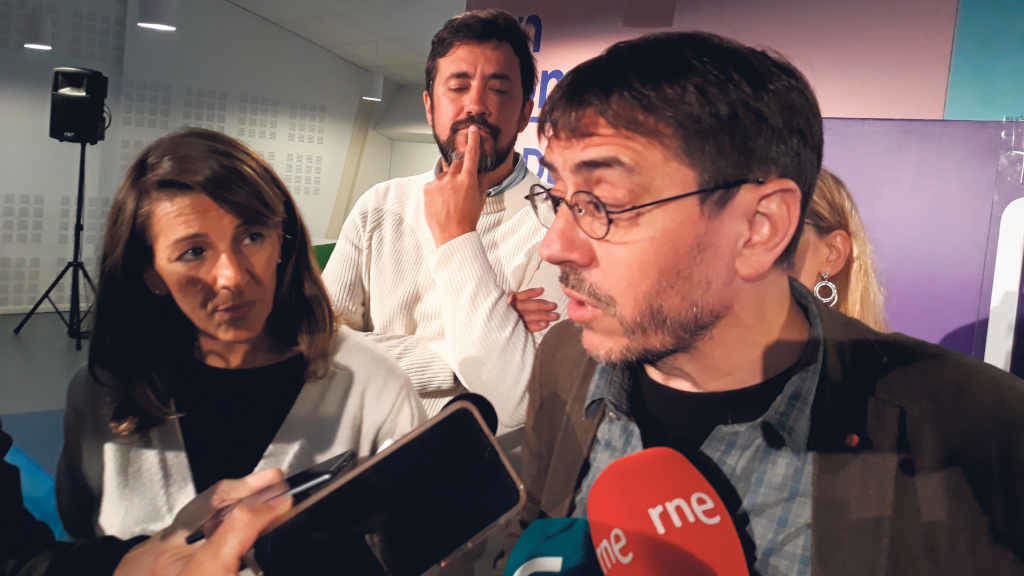 Yolanda Díaz, Antón Gómez-Reino e Juan Carlos Monedero nun acto en Vigo en 2019 (Foto: Europa Press).