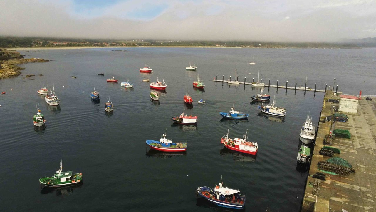 Barcos pesqueiros na costa de Fisterra (Foto: Nós Diario).