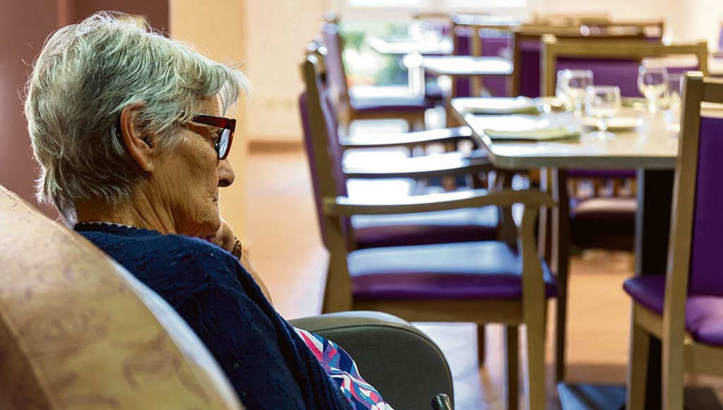 Unha muller no comedor dunha residencia de persoas maiores (Foto: R.D.F.)