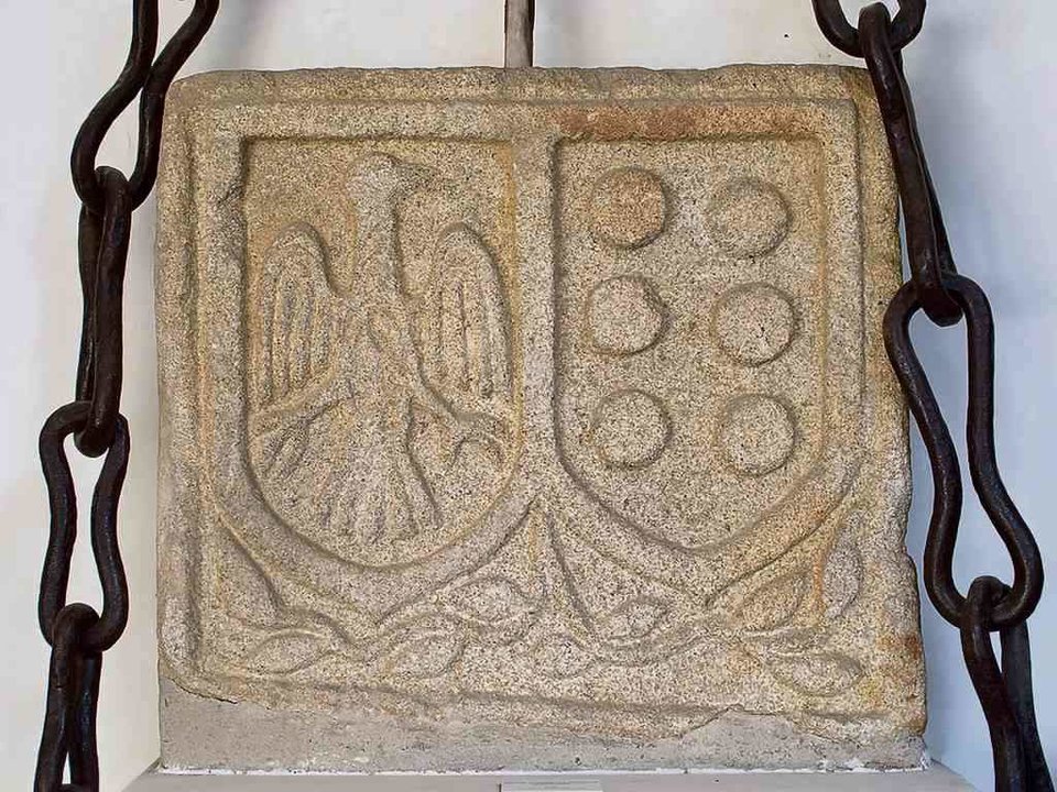 Escudo de armas Pardo de Cela e da súa muller Isabel de Castro procedente do castelo da Frouseira e depositado no Museo de Lugo.