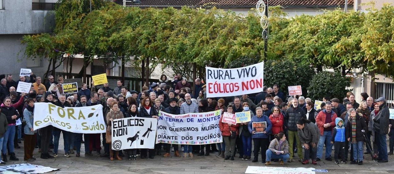 Concentración en Forcarei contra o modelo eólico da Xunta da Galiza. (Foto Eólica Así Non).