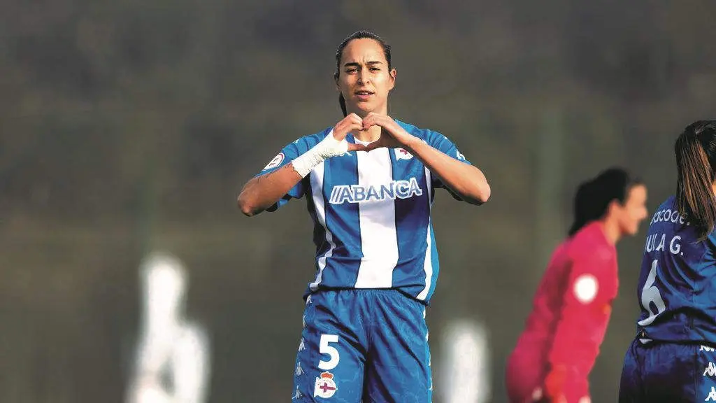 In&eacute;s Altamira foi a autora do primeiro tanto herculino, desde os 11 metros e no minuto 21.  (Foto: RC Deportivo).