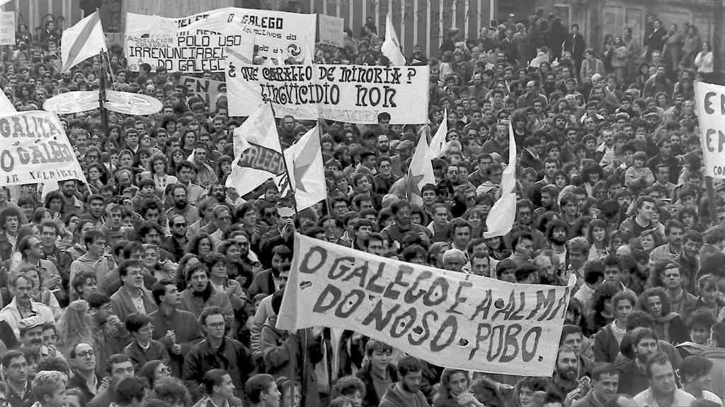 Manifestación na defensa da lingua decorrida en Compostela o 13 de decembro de 1987. (Foto: Xan Carballa)