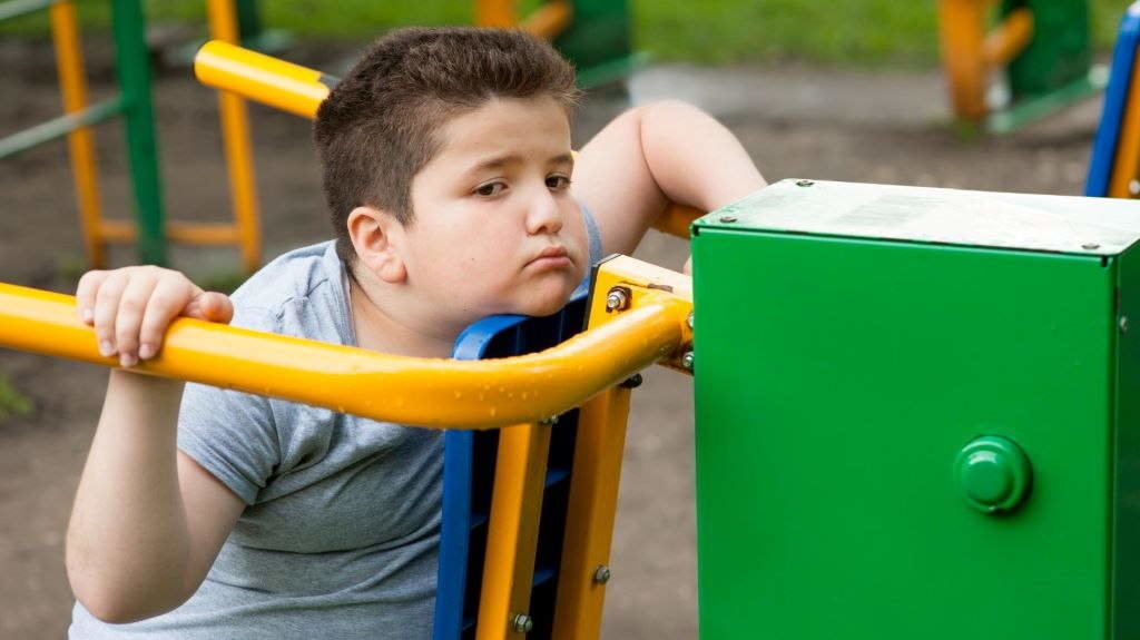Non durmir as horas recomendadas e a falta de benestar emocional incrementan o risco de obesidade na idade escolar. (Foto: Nós Diario).