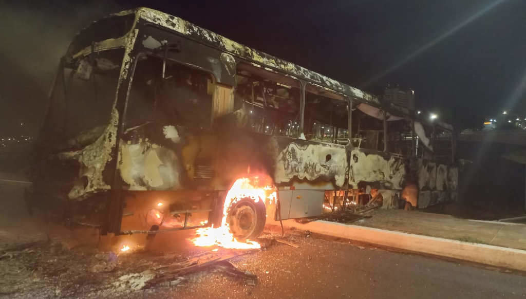 Un bus calcinado após as protestas dos bolsonarista (Foto: @alanriossr / Twitter).