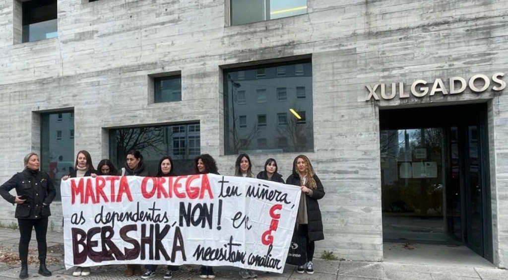 Concentración das traballadoras de Bershka diante dos xulgados en Compostela (Foto: Nós Diario).
