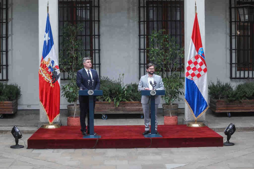 O presidente croata, Zoran Milanovic, e o seu homólogo chileno, Gabriel Boric, a segunda feira. (Foto: Sebastian Beltran Gaete / Agencia / DPA)