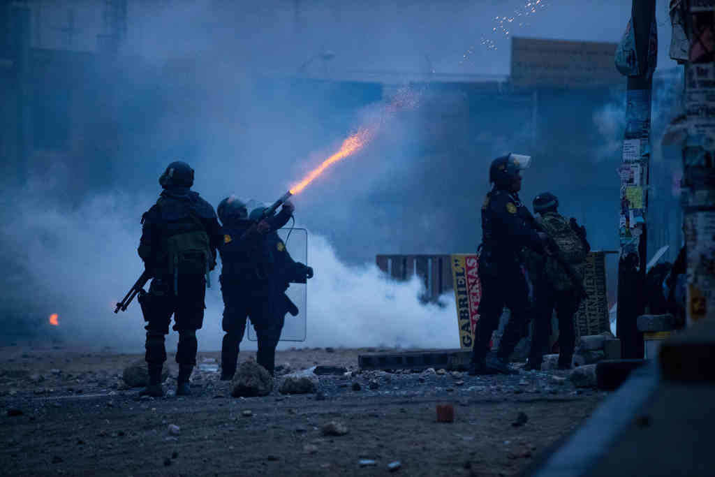 Policía disparando unha bomba lacrimóxena en Arequipa (Perú) na madrugada do 13 de decembro. (Foto: Denis Mayhua / DPA)