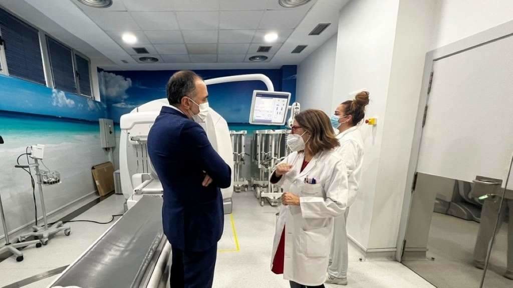 O conselleiro de Sanidade, Julio García Comesaña, nunha visita ao Hospital de Ourense. (Foto: Xunta)