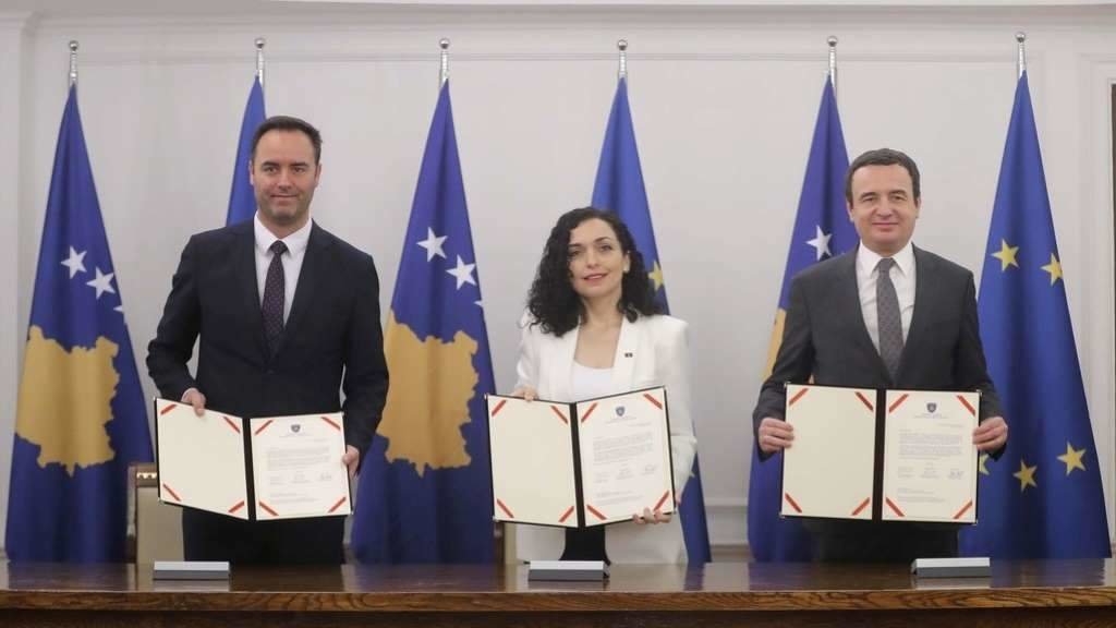 Glauk Konjufca, Vjosa Osmani e Albin Kurti, principais líderes de Kosovo, asinaron esta cuarta feira a solicitude de adhesión á UE. (Foto: Europa Press)