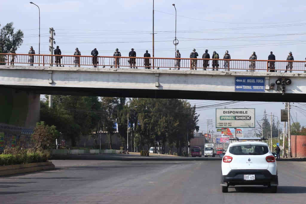 As Forzas Armadas despregadas en Arequipa despois da declaración de emerxencia na rede viaria peruana, onte. (Foto: Zintia Fernández)