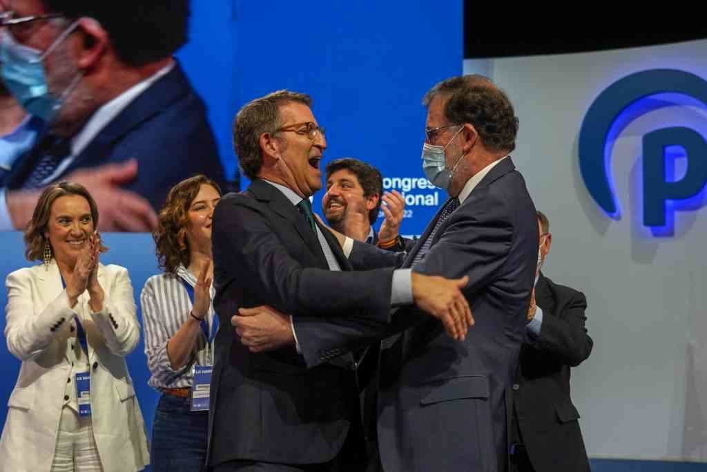 Alberto Núñez Feijoo saúdando ao ex presidente do goberno español, M. Rajoy, o 2 de abril, día en que foi proclamado presidente do PP estatal. (Foto: Europa Press)