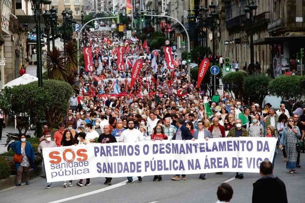 Manifestación en defensa da sanidade pública o 12 de maio de 2022, en Vigo. (Foto: Javier Vázquez / Europa Press)