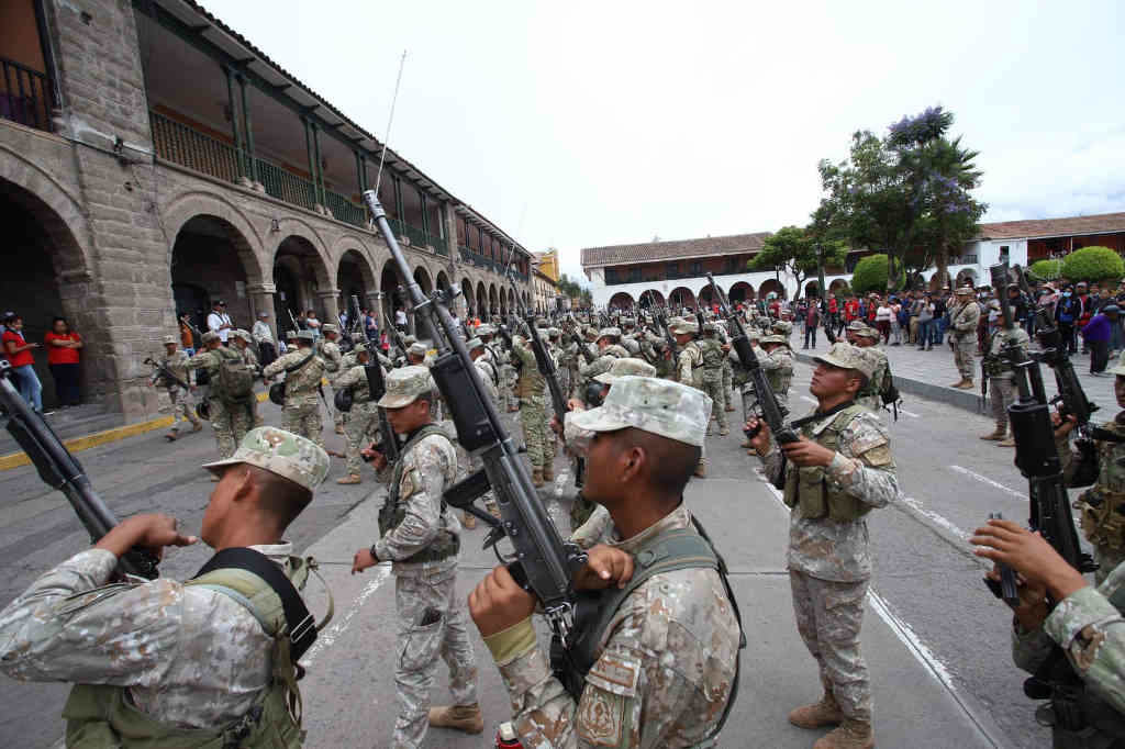 Militares agardan onte os manifestantes na praza de Armas de Huamanga, Ayacucho, no sur do territorio peruano. (Foto: Miguel Gutiérrez Chero)