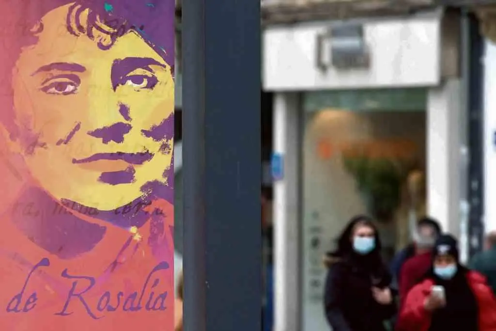 Un cartel coa cara de Rosal&iacute;a de Castro nas r&uacute;as de Lugo.