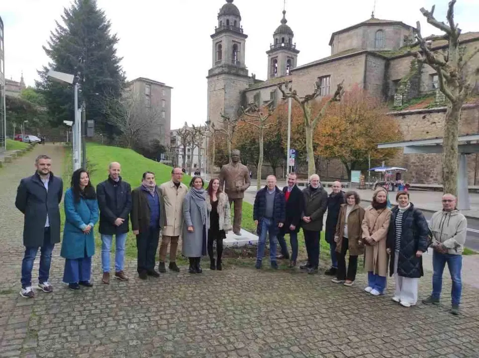Inauguraci&oacute;n do monumento que lembra &Aacute;nxel Casal en Santiago.
