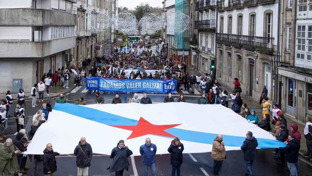 Miles de persoas tomaron as rúas de Compostela convocadas polo BNG.
