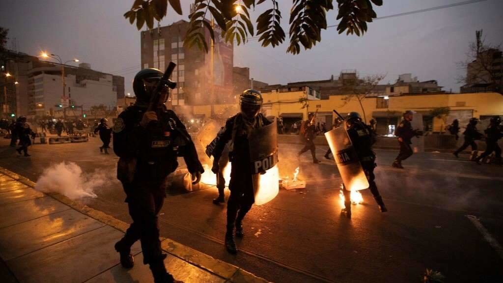 Enfrontamentos entre manifestantes e policías en Lima, o pasado 9 de decembro. (Foto: Lucas Aguayo Araos / DPA)