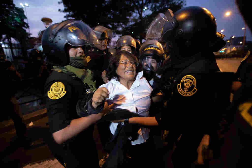 Arresto nunha marcha no Perú. (Foto: Lucas Aguayo Araos / dpa)