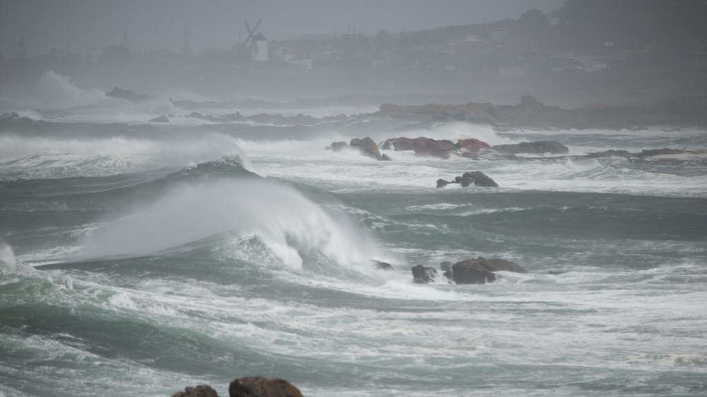 Un temporal no pasado mes de decembro deixou ondas de até catro metros de altura. (Foto: Gustavo de la Paz / Europa Press)