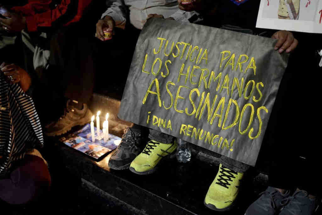 Cartel nunha vixilia en Piura (Perú) na noite da segunda á terza feira, en solidariedade coas vítimas da represión. (Foto: Malú Ramahí)