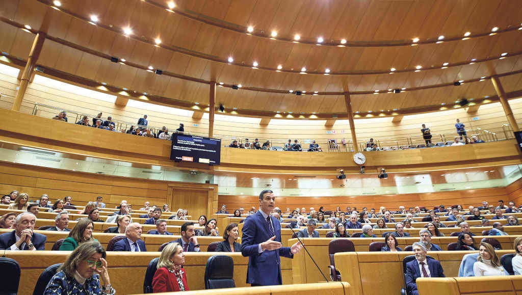 Pedro Sánchez, presidente do Goberno español, intervindo onte no Senado (Foto: Jesús Hellín / Europa Press).