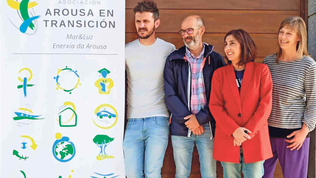 Ana Millán, segunda pola dereita, acompañada de integrantes da directiva da asociación que xestiona a comunidade de Arousa (Foto: Nós Diario).