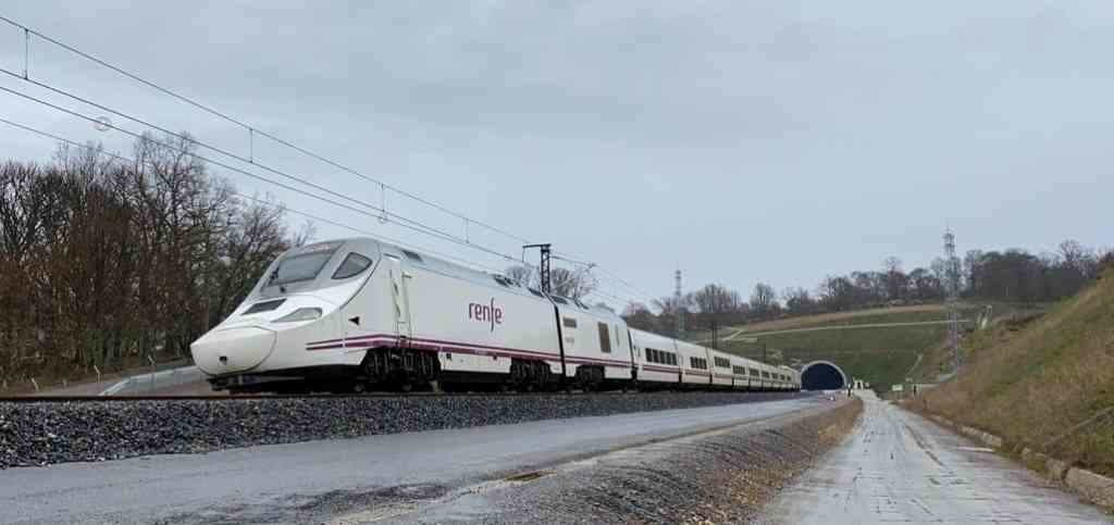 Un tren AVE percorrendo a Galiza. (Europa Press)