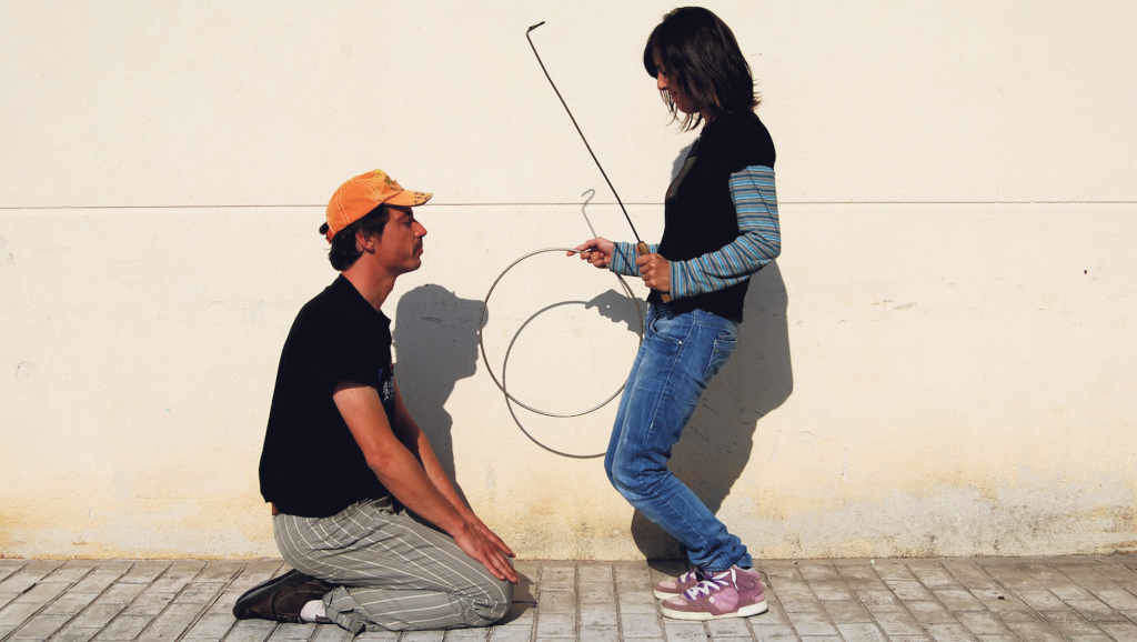 Dúas persoas xogan cun aro no V Curso de Formación do Patrimonio Lúdico da AGXTP (Foto:  AGXTP).