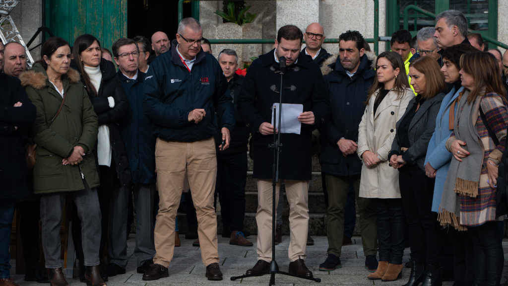 O alcalde de Cercedo-Cotobade, Jorge Cubela (no centro) durante o minuto de silencio esta sexta feira (Foto Gustavo de la Paz / Europa Press).