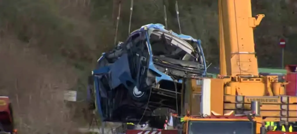 Traballos de retirada do bus esta terza feira (Foto: RTVE).