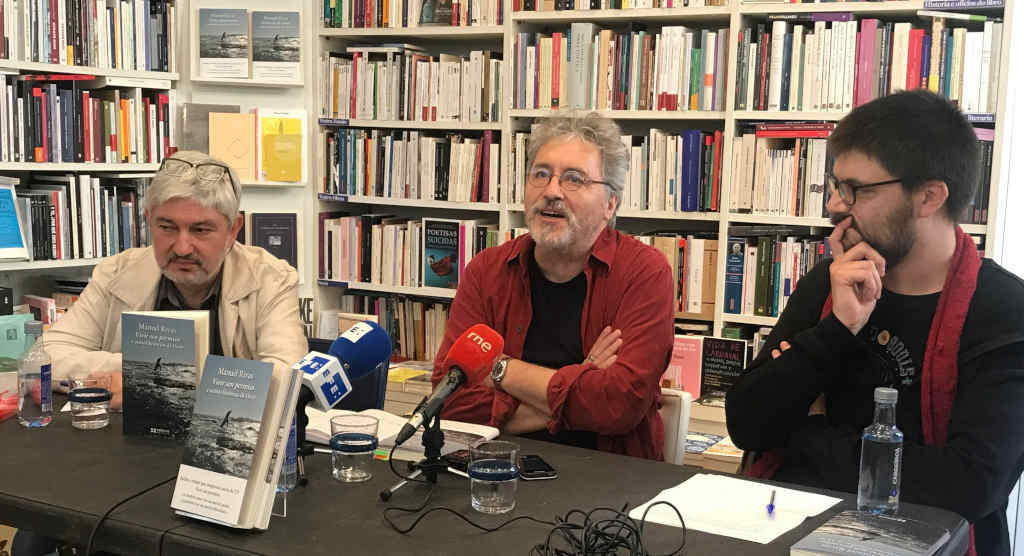 Manuel Rivas (no centro) nunha presentación dun dos seus libros (Foto: Europa Press).