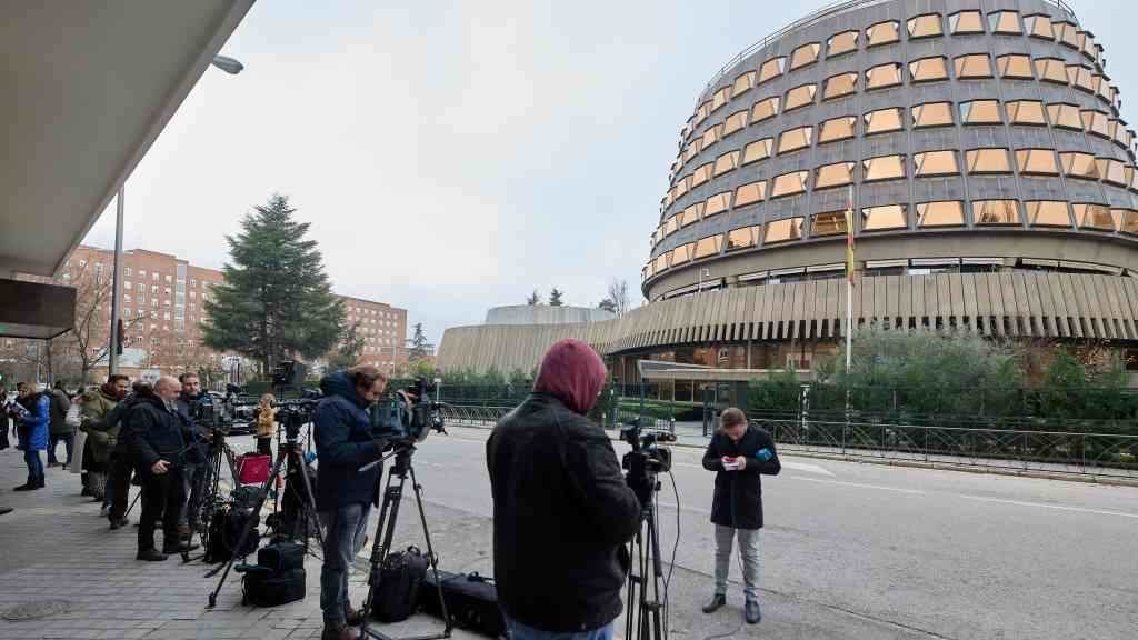 Medios gráficos fronte ao edificio do Tribunal Constitucional o 19 de decembro de 2022. (Foto: Jesús Hellín / Europa Press)